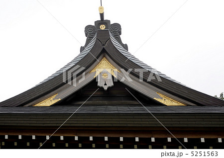 破風尻飾 神社 屋根飾り 破風板 垂木の写真素材