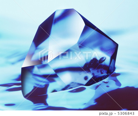 宝石 背景 青 水色 ダイヤモンドの写真素材