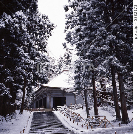 冬の中尊寺金色堂の写真素材