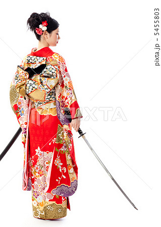 人物 女性 刀 日本刀 伝統 晴れ着 和服 振り袖 アジア人の写真素材