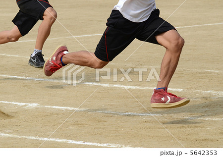 走る 足 大阪 中学生の写真素材