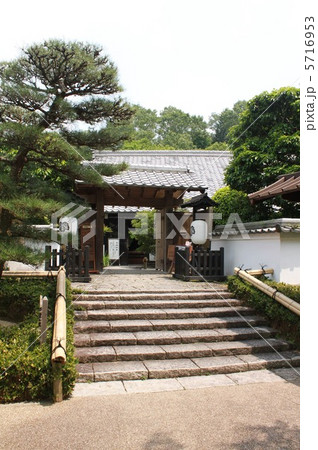 門 正面玄関 階段 奥殿陣屋 日本家屋の写真素材