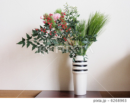 生け花 松 ナンテン 菊の写真素材