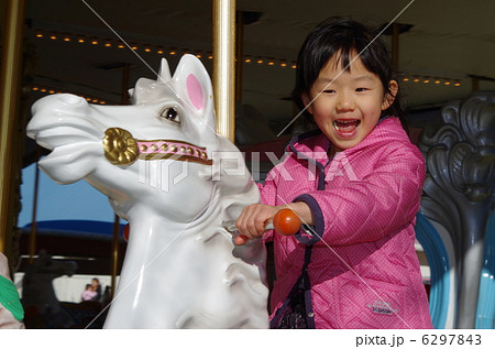 メリーゴーランド 木馬の写真素材 - PIXTA