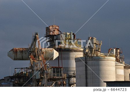 セメント工場 工場 建物 スチームパンクの写真素材