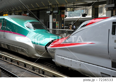 新幹線 連結 緑 赤 速い Jrの写真素材