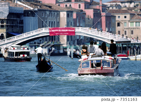 運河 ベネチア 水上タクシーの写真素材