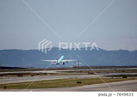 関西国際空港 見送り 飛行機の写真素材