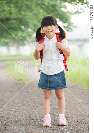 子供 小学生 一年生 女の子の写真素材