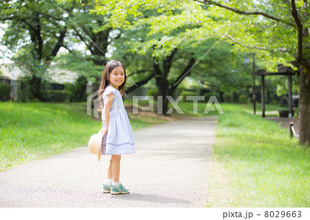 振り返る ワンピース 女の子 子供の写真素材 Pixta