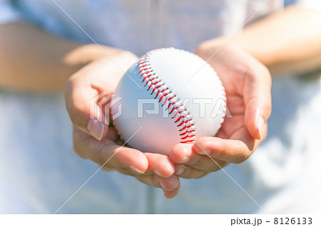 硬式ボール 手 手元 のせるの写真素材