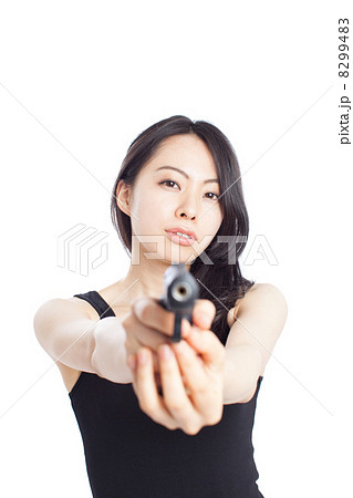構える 女性 拳銃 セクシーの写真素材 構える 女性 拳銃 セクシーの写真素材