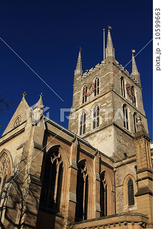 サザーク大聖堂 教会 ヨーロッパ ロンドンの写真素材