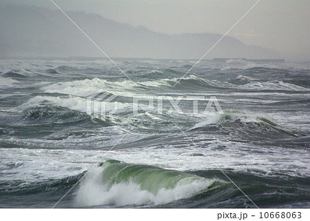 大嵐 海 怖いの写真素材