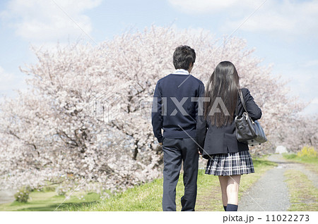 後姿 人物 男性 長髪 女性 黒髪 カップル 若いの写真素材