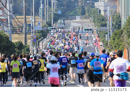 ランニング ランナー マラソン 走るフルマラソン フルマラソン 人々の写真素材