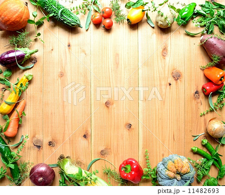 野菜 緑黄色野菜 種類豊富 木材背景の写真素材