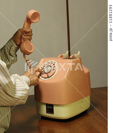 公衆電話 ピンク電話 ダイヤル 電話機の写真素材