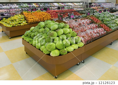 スーパーマーケットの青果売場の写真素材