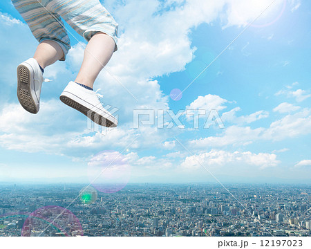 飛び降り自殺 飛び降りるの写真素材