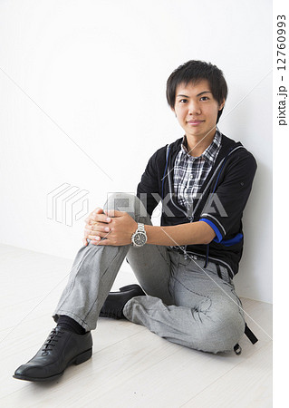 立て膝 人物 若い 男性の写真素材