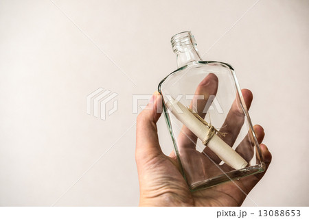 瓶入りの手紙の写真素材