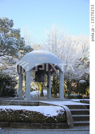 広島平和公園 冬景色 平和の鐘 雪景色の写真素材
