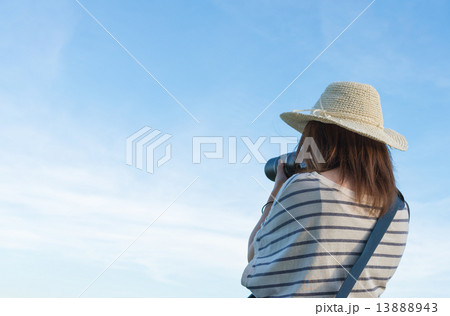 人物 女性 カメラマン 後姿 女の人 バックの写真素材