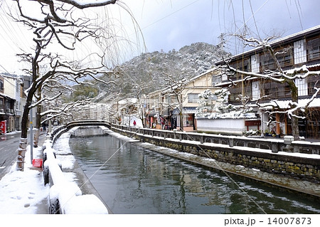 城崎温泉 冬景色 雪景色 川の写真素材