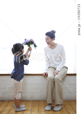 女の子 子供 横姿 花の写真素材