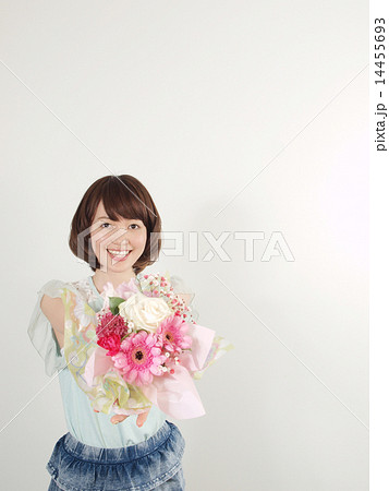 差し出す 花束 女性 渡すの写真素材