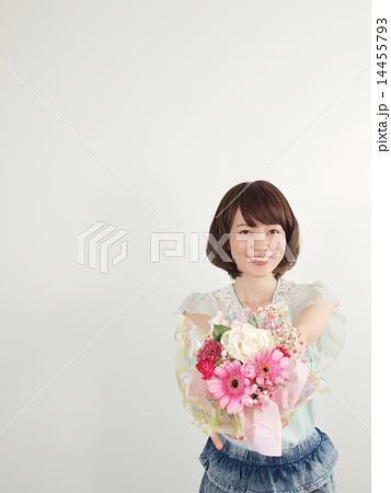 差し出す 花束 女性 渡すの写真素材