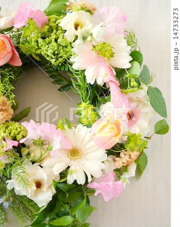 273.ガーベラ・いちご　春リース　フラワーリース 273.ガーベラ・いちご春リースフラワーリース