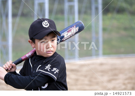 少年野球 バット バッター 構えるの写真素材