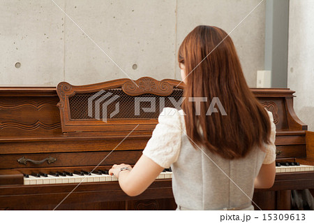 後ろ姿 弾く ピアノ 人物の写真素材