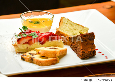 ドルチェ 苺 ショートケーキ お菓子 食べ物の写真素材