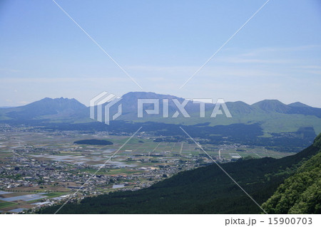 阿蘇山 カルデラ 集落 農地の写真素材