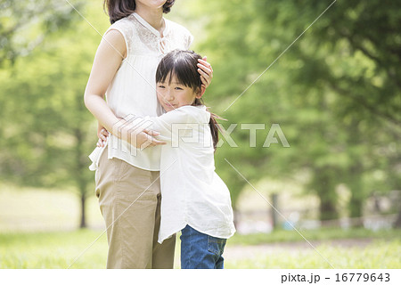 母子 夏 抱きしめる ハグの写真素材