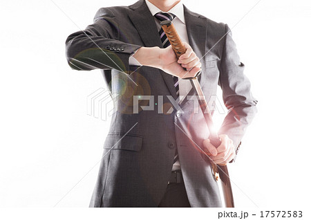 日本刀 スーツ ビジネスマン 男性の写真素材