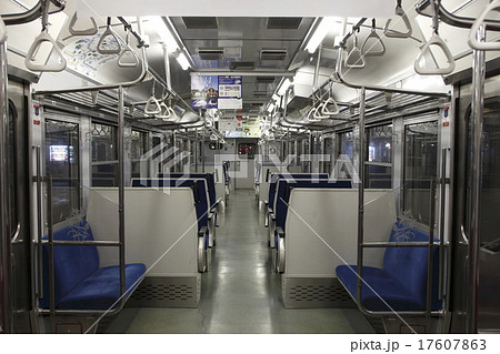 電車 車内 無人 夜の写真素材