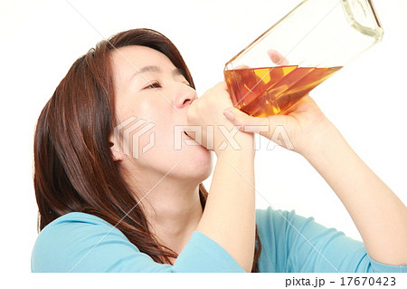 ラッパ飲み アル中 女性 泥酔の写真素材