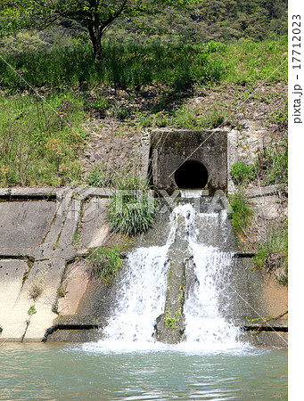 下水口 排水口 川土手の写真素材