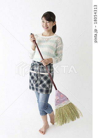 掃く 女性 掃除 ほうきの写真素材