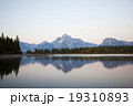 ティトン山脈とジャクソン湖 グランドティトン国立公園の写真素材