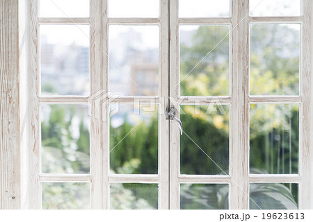 窓 ガラス 洋風窓 窓枠の写真素材