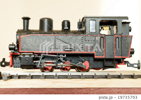 欧州タイプのナローゲージ蒸気機関車の模型の写真素材