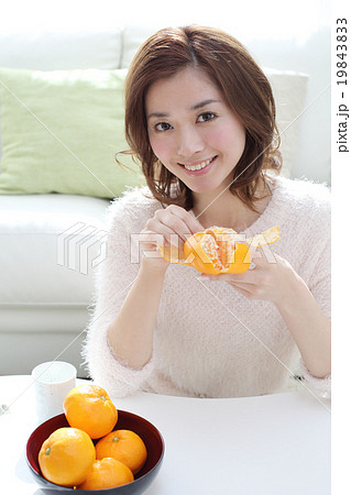 みかん 女性 食べる 果物の写真素材