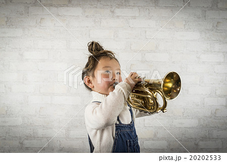 子供 吹く トランペット 女の子の写真素材 Pixta