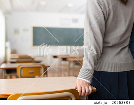教室 孤独 ひとりぼっち 放課後の写真素材
