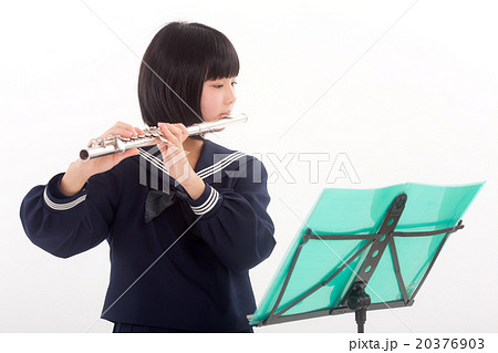 フルート 吹奏楽部 演奏 女の子の写真素材